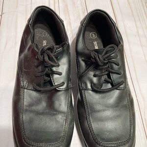 Little Boys Black dress shoes. Size 3 EUC